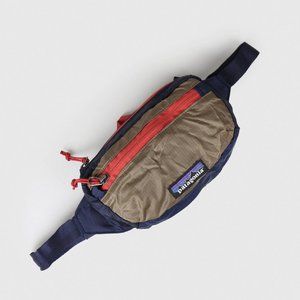 Patagonia Lightweight Travel Mini Waist Pack in Classic Navy with Mojave Khaki